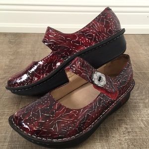 Alegria sz 40 red crackle patent shoes